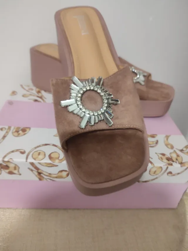Zuecos con pedrería y tacón