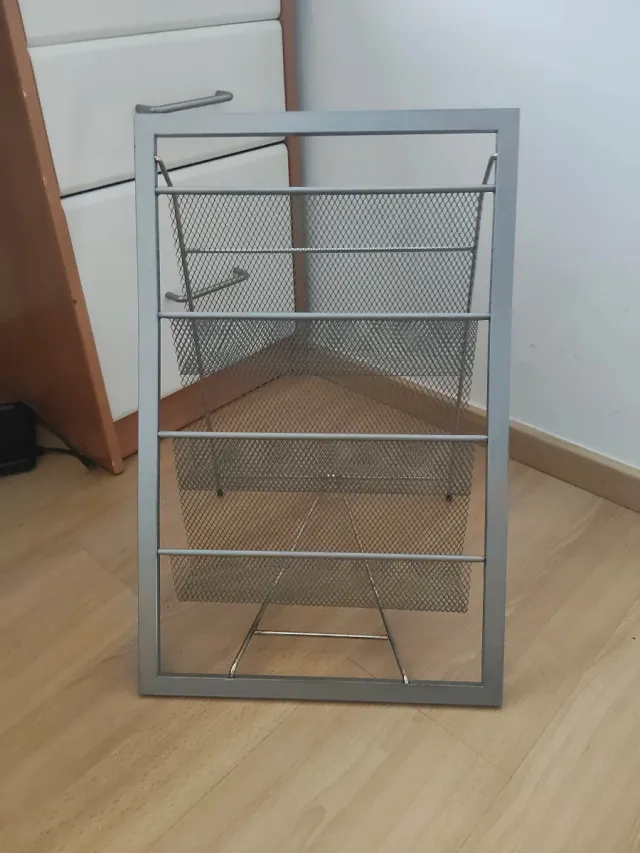 Revistero de acero como nuevo