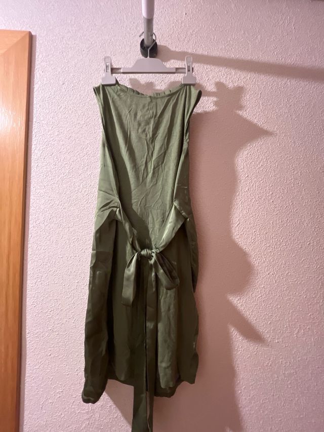 Vestido verde satinado con cinturón