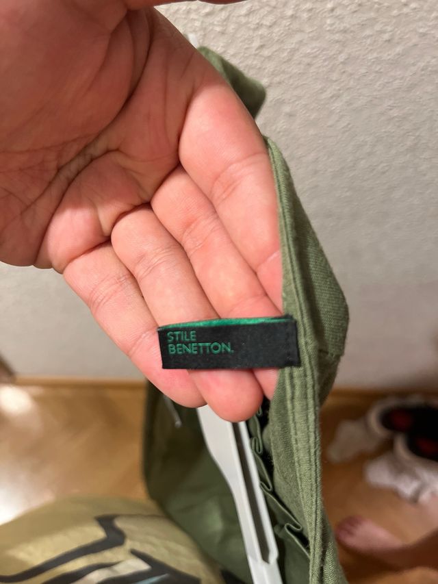 Vestido verde satinado con cinturón