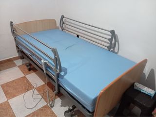 Cama hospitalaria con barandillas