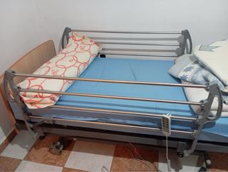 Cama hospitalaria con barandillas