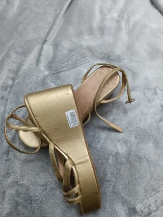 Sandalias doradas plataforma mujer