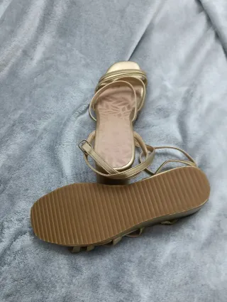 Sandalias doradas plataforma mujer