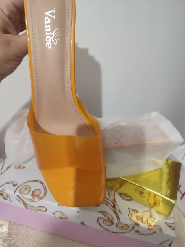 Zuecos transparentes naranjas Vanide