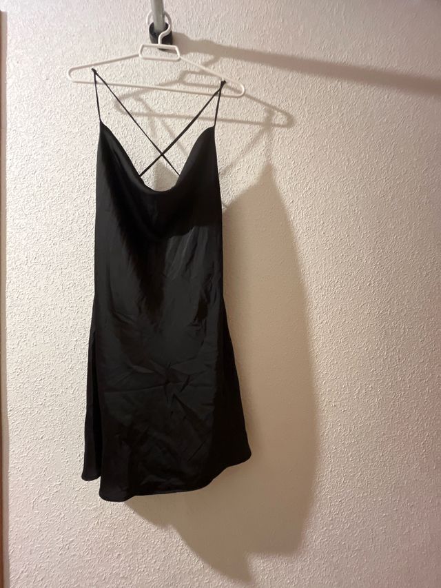Vestido Stradivarius negro espalda cruzada