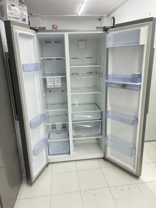 Nevera combi Beko plateada americana Altura 1.79
