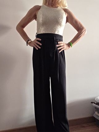 Mono elegante negro y plateado