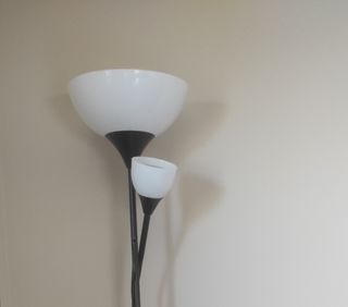 Lámpara de pie negra y blanca