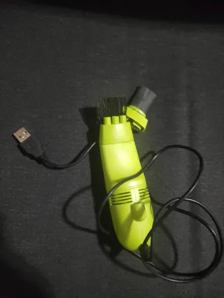 Mini aspirador USB con cepillo