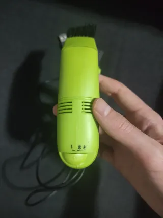 Mini aspirador USB con cepillo