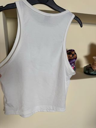 Camiseta blanca sin mangas