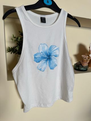 Camiseta blanca sin mangas