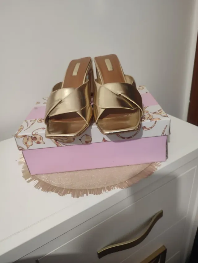 Zuecos dorados tacón cuadrado