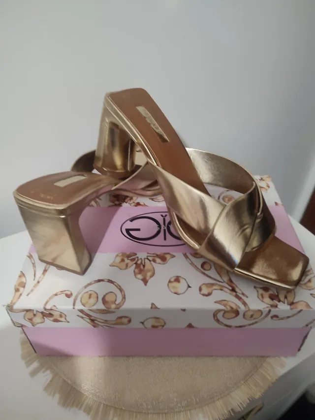 Zuecos dorados tacón cuadrado