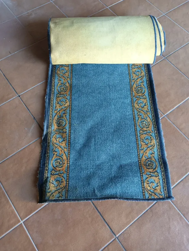 Alfombra de pasillo azul y oro
Mide 10 metros