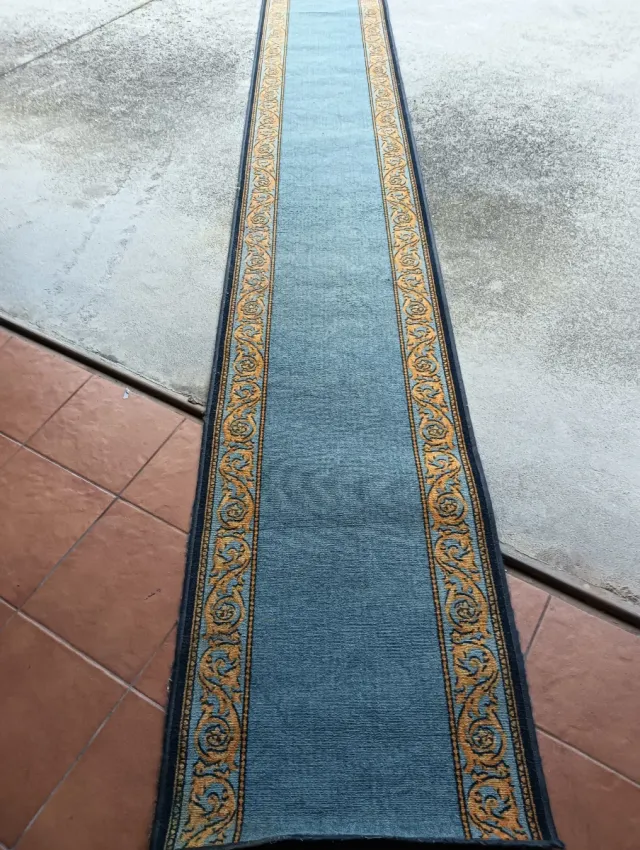 Alfombra de pasillo azul y oro
Mide 10 metros