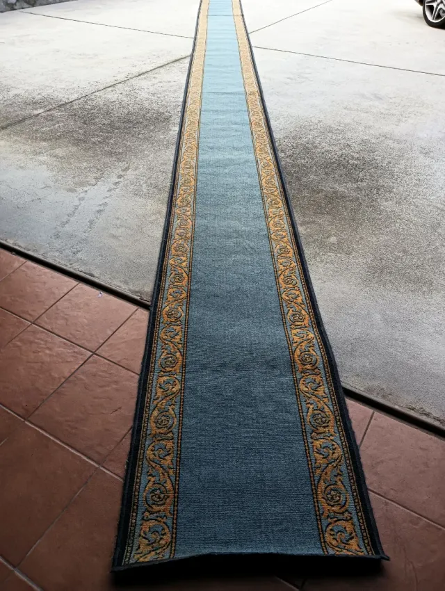 Alfombra de pasillo azul y oro
Mide 10 metros