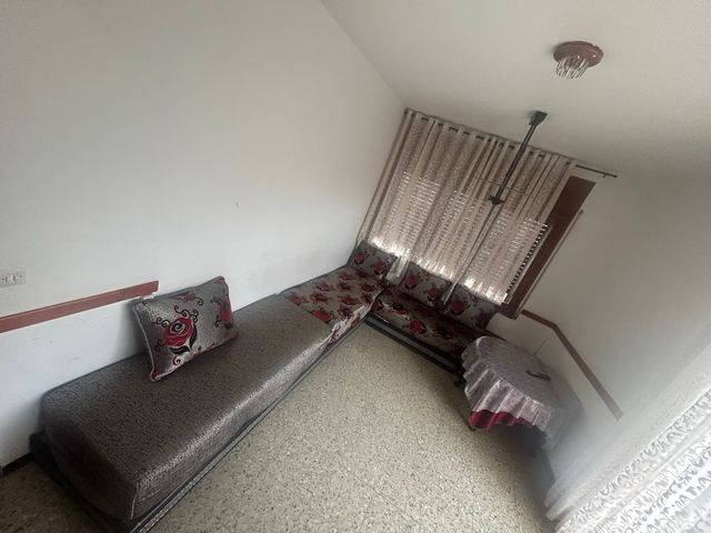 Sofá modular gris con mesa auxiliar