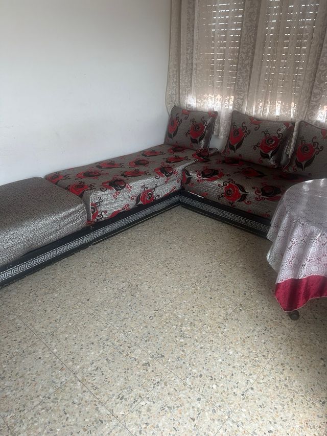 Sofá modular gris con mesa auxiliar