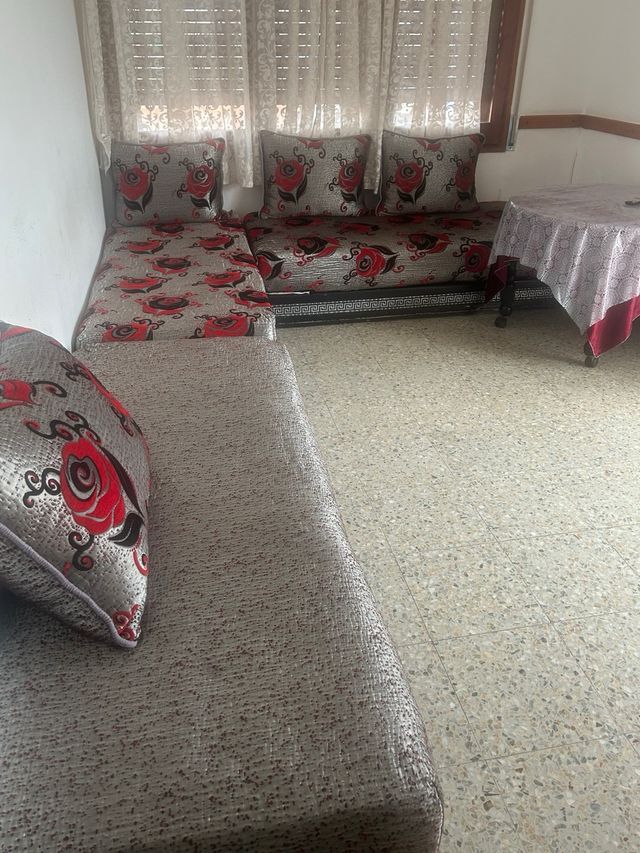 Sofá modular gris con mesa auxiliar