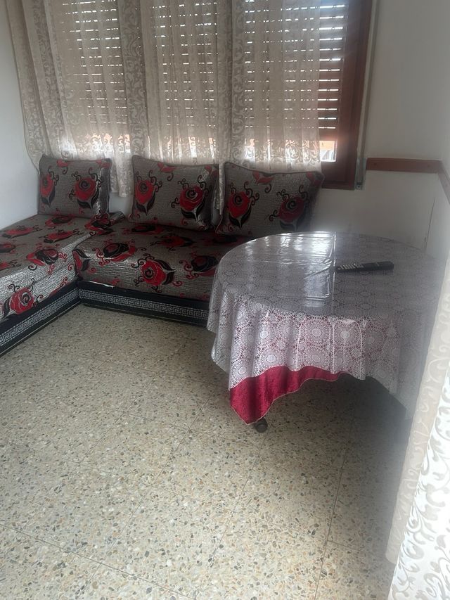 Sofá modular gris con mesa auxiliar