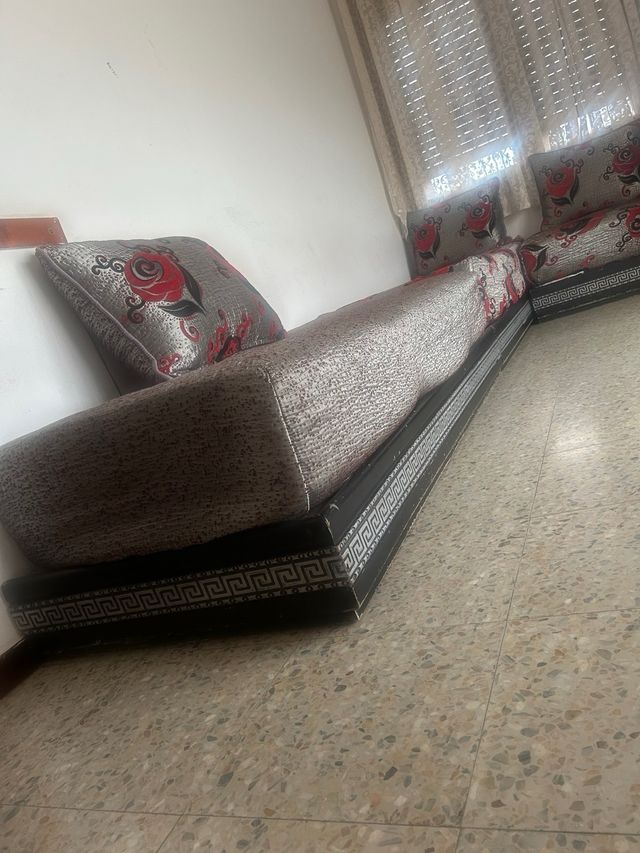 Sofá modular gris con mesa auxiliar