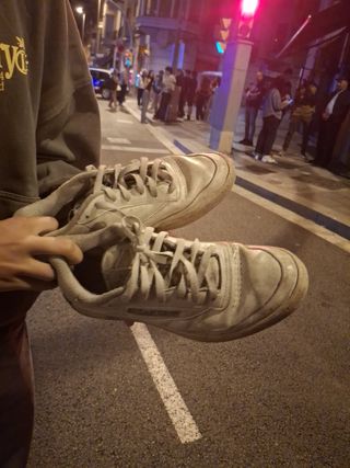 Zapatillas usadas por mora