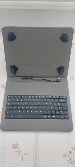 Funda con teclado para tablets 9.5 a 10.5 pulgadas