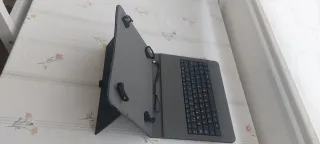 Funda con teclado para tablets 9.5 a 10.5 pulgadas