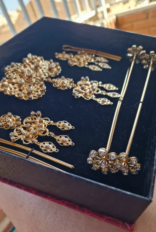 Aderezo de adulta ,falta las agujas  de los rodete