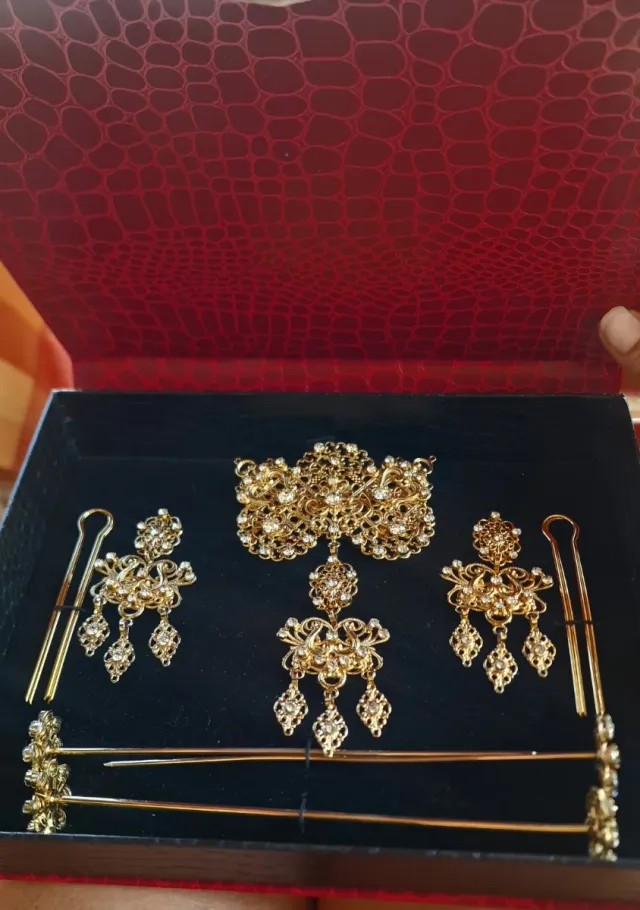 Aderezo de adulta ,falta las agujas  de los rodete