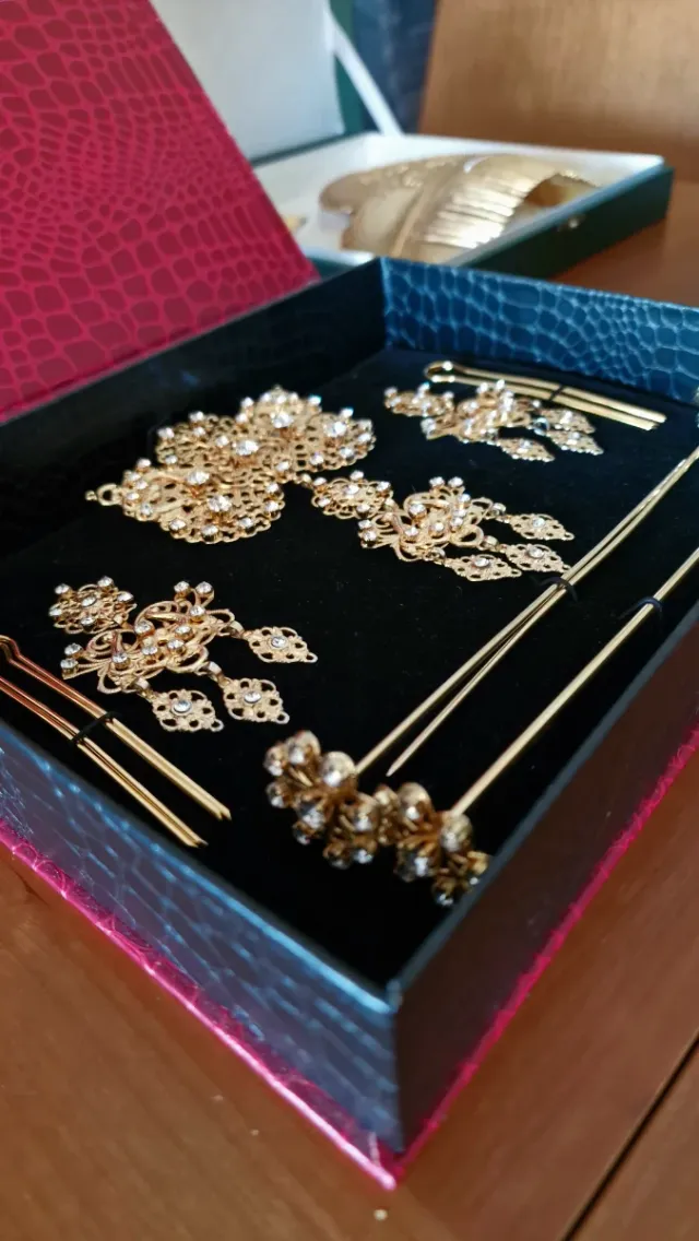 Aderezo de adulta ,falta las agujas  de los rodete