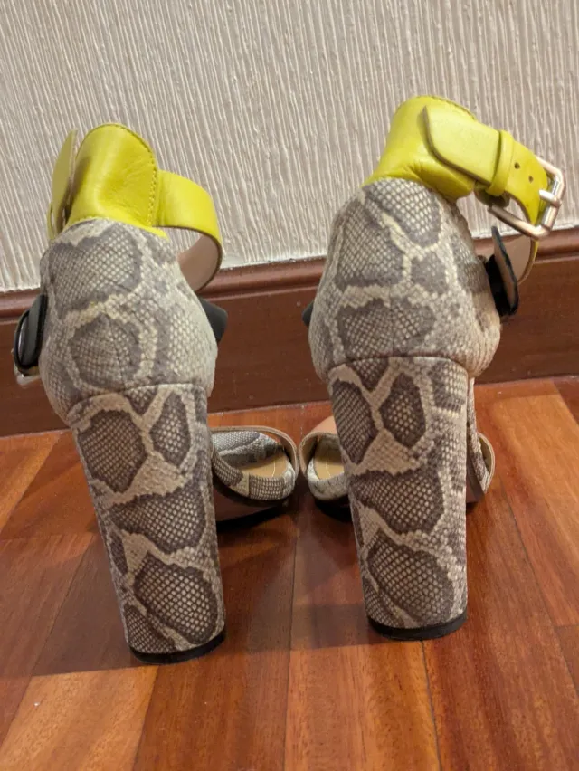 Sandalias Zara Piel Serpiente Tacon