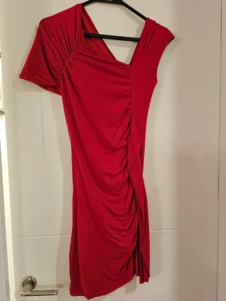 Vestido rojo asimétrico con drapeado 