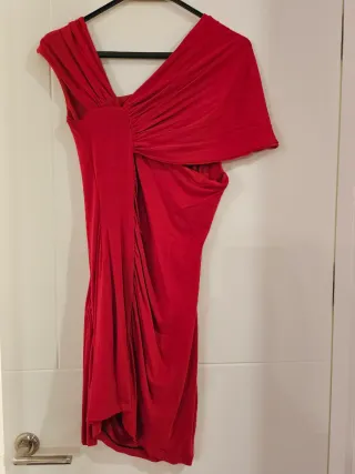 Vestido rojo asimétrico con drapeado 