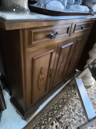 Mueble de entrada de madera y mármol