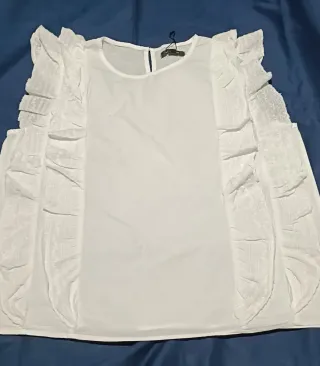 Blusa blanca con volantes