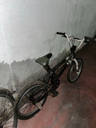 Bicicleta BMX Negra y Blanca