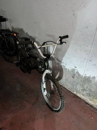 Bicicleta BMX Negra y Blanca