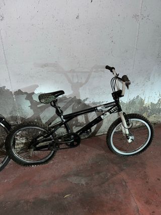 Bicicleta BMX Negra y Blanca