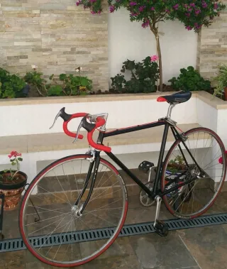 Bicicleta Fixie Negra y Roja. 