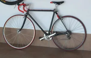 Bicicleta Fixie Negra y Roja. 
