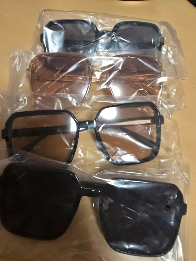 Lote 4 Gafas de Sol Plástico