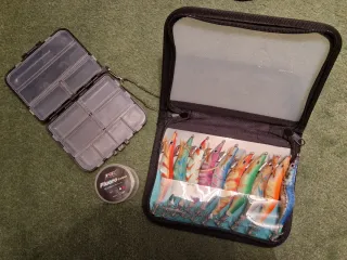 Pack pesca:señuelos + estuche, sedal y caja