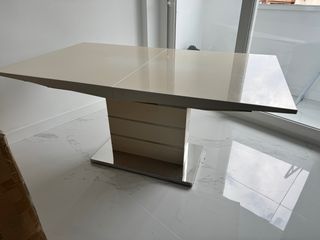 Mesa comedor extensible blanca y plata