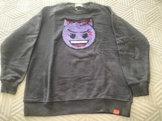 Sudadera gris oscuro con emoji de diablo