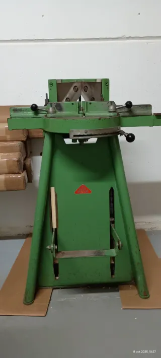 Cizalla a pedal morso  para molduras