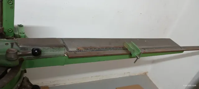 Cizalla a pedal morso  para molduras