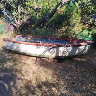 Bote de pesca blanco y rojo